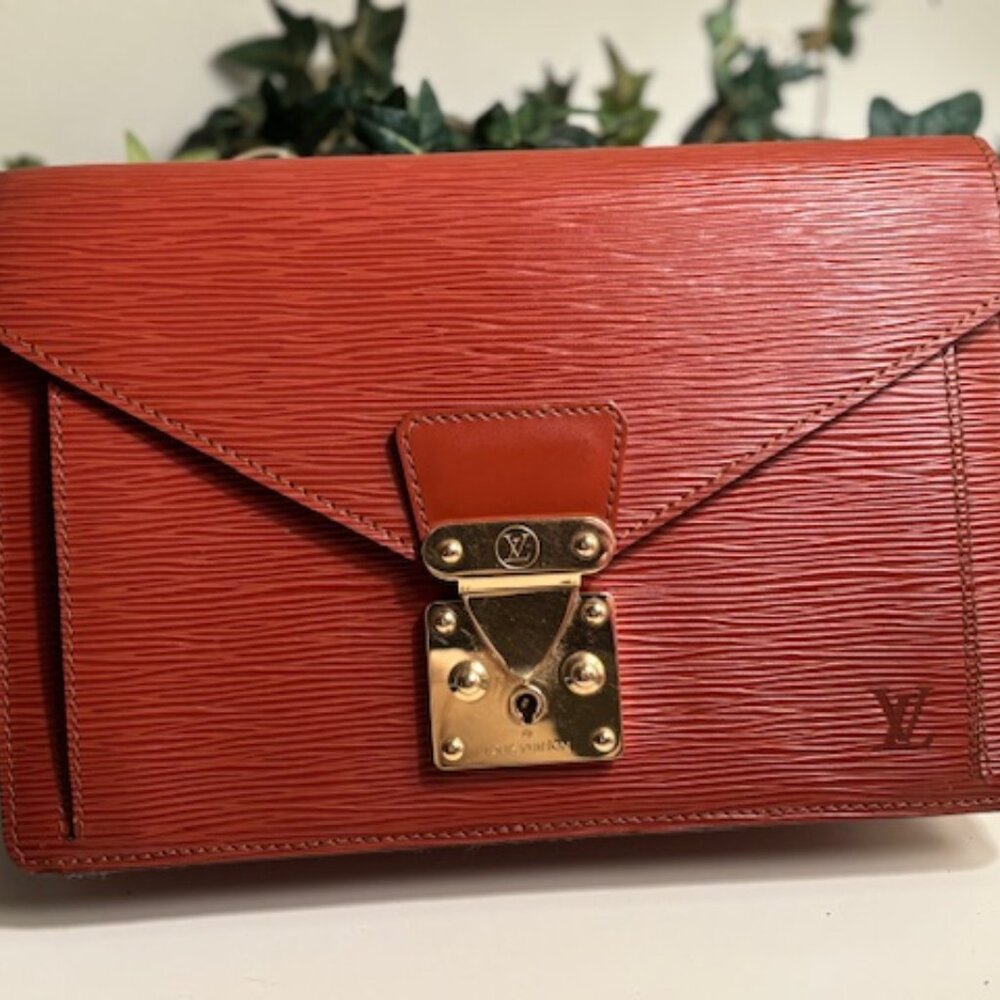 🎆Louis Vuitton Epi Pochette Serie Dragonne Zipangu Gold